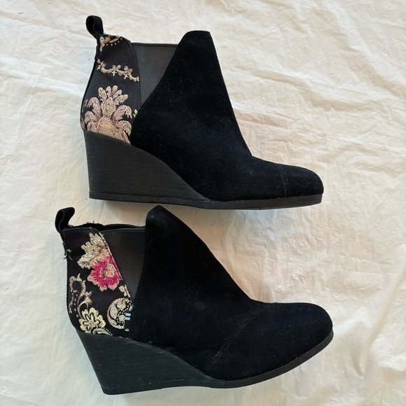 Toms Kelsey ankle boots Black graphic floral rounded toe wedge SZ 8 NWOT - Picture 7 of 14